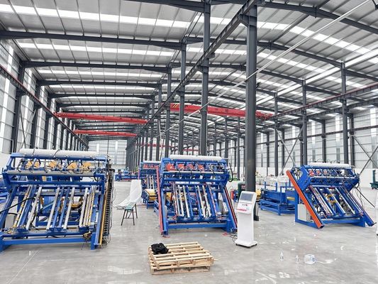 La machine automatique de palettes de bois de grande capacité est équipée d'un empilage et d'un convoyeur
