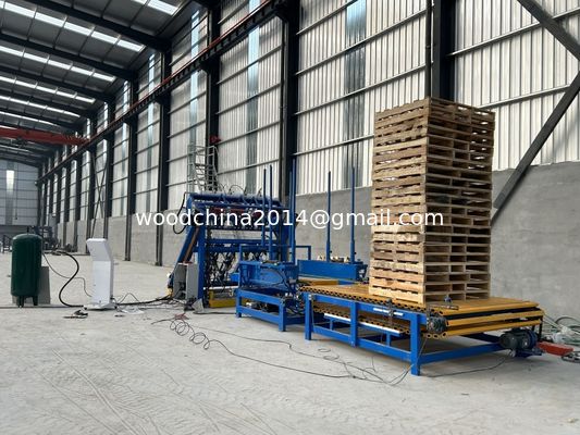 La machine automatique de palettes de bois de grande capacité est équipée d'un empilage et d'un convoyeur