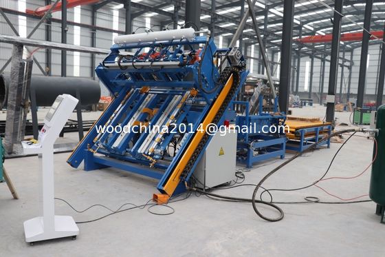 La machine automatique de palettes de bois de grande capacité est équipée d'un empilage et d'un convoyeur