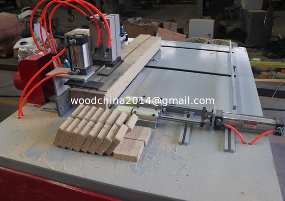 Machine automatique de découpe de blocs de bois industriel