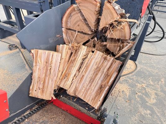 Processor de bois de chauffage entièrement automatisé à poussée hydraulique mobile de 50 tonnes pour la séparation de bois de chauffage de 600 mm de diamètre